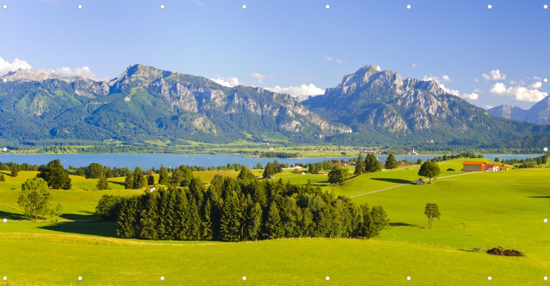 Bayerische Landschaft mit See und den Alpen im Hintergrund